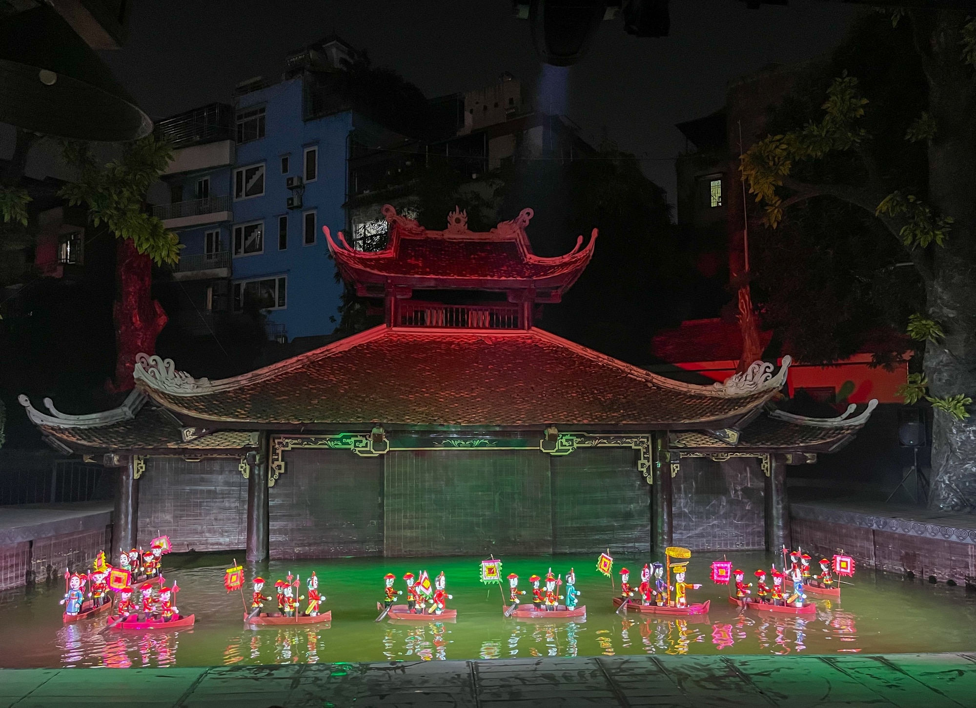 In the water puppet show, visitors can enjoy puppet performances on the water, following engaging and culturally rich storylines